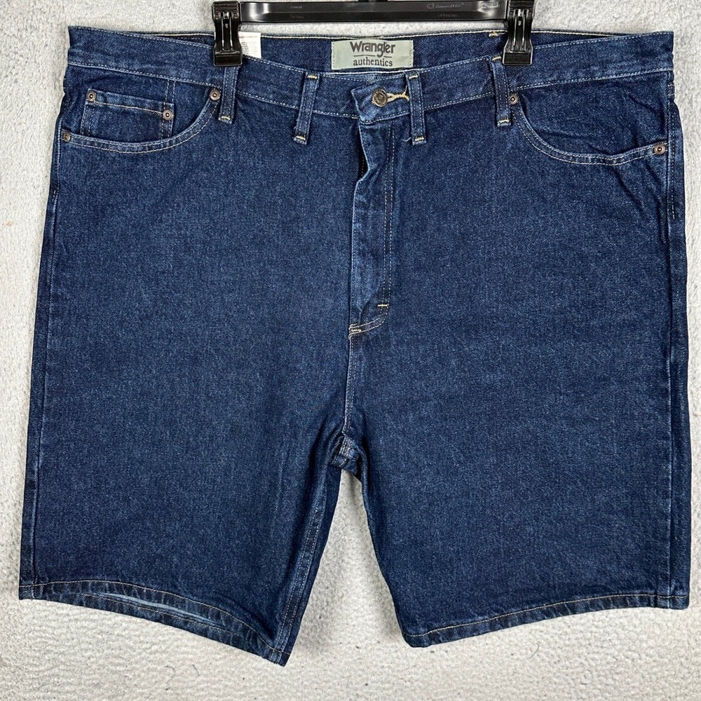 NEW Wrangler Shorts Mens 44 Blue Relaxed Fit Jean Denim Flat Front 5 Pocket Logo